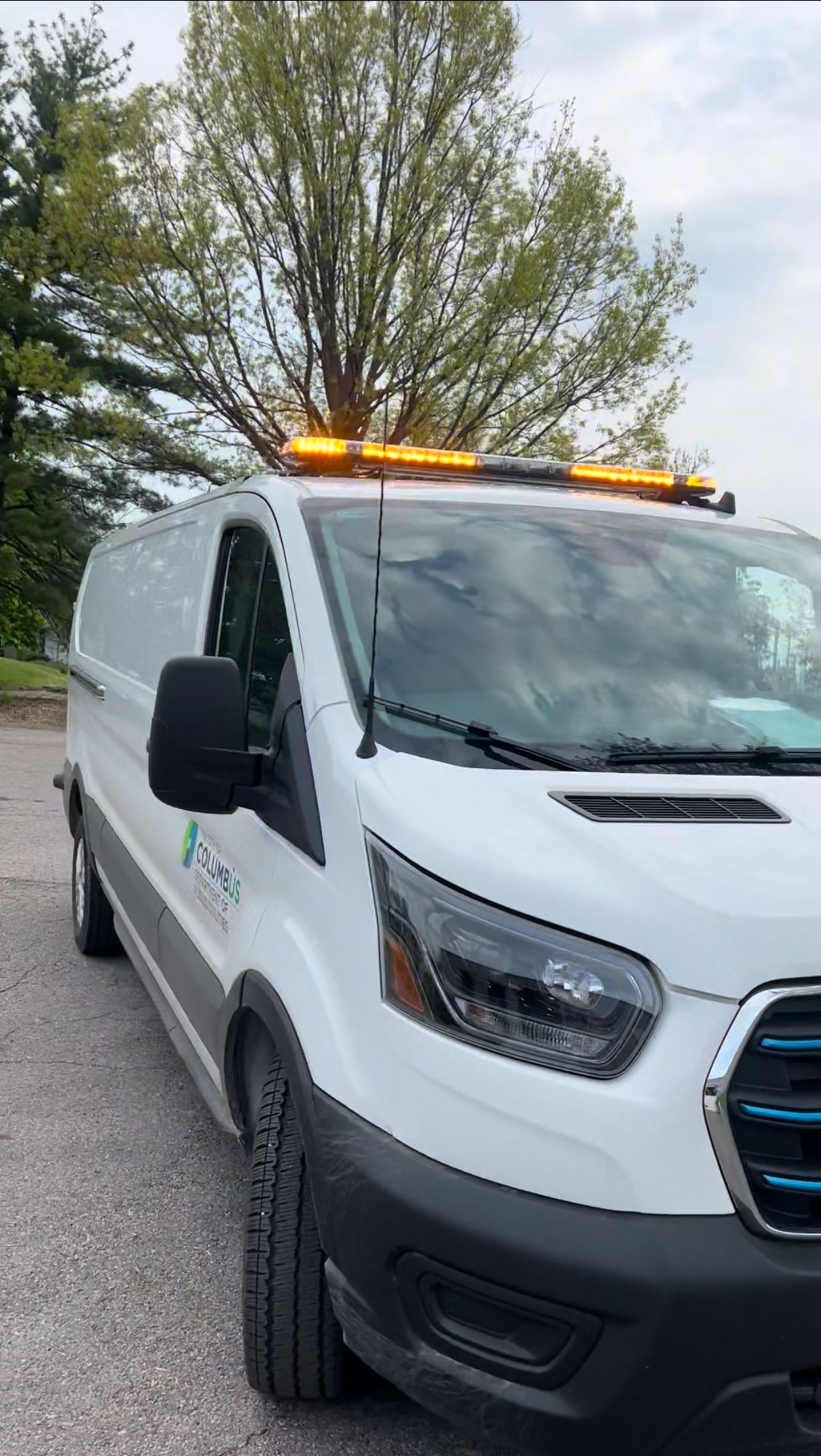 We outfitted this unit with a full-size LED light bar that includes takedown lights and alley lights for added versatility. These features allow the system to function not only as an warning light but also as powerful work lighting when needed. By combining multiple functions into one product, this upgrade provides 360° visibility, improved roadside safety, and cost-effective performance—making it ideal for emergency vehicles, utility trucks, and worksite applications.