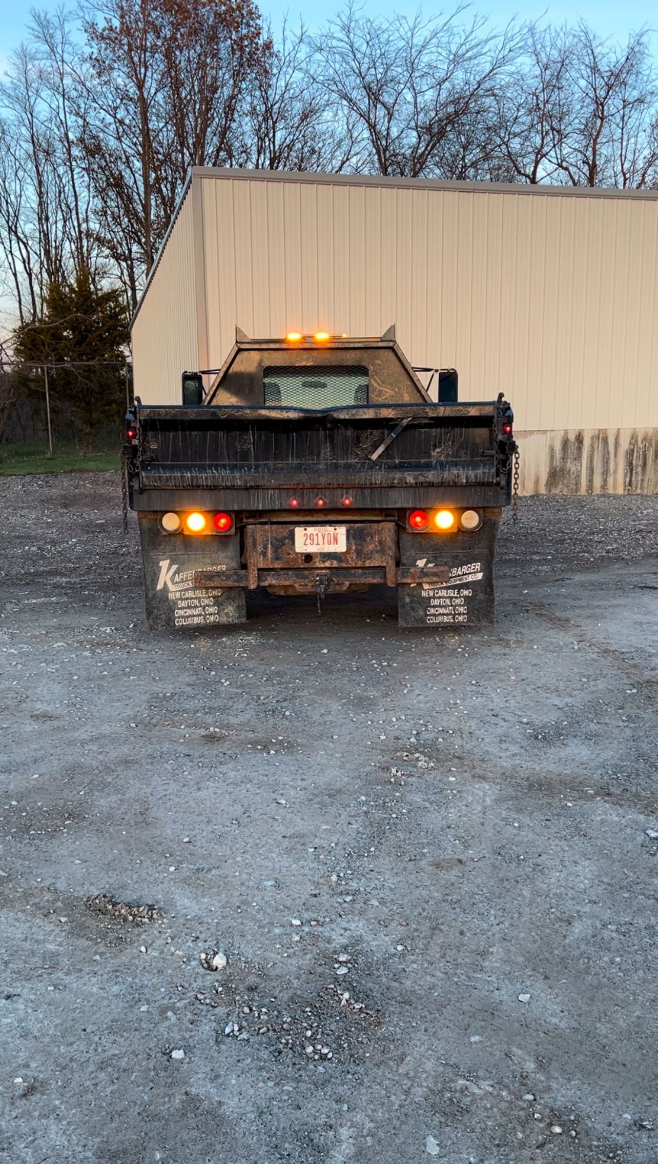 This unit was equipped with a light bar mounted to the bed’s headache rack, maximizing visibility by positioning it at the vehicle’s highest point. The setup allows the unit to be seen in all directions at all times, greatly improving safety on the road. In addition, the system features integrated turn signals and warning lights, enhancing rear visibility and providing extra protection while performing roadside work.