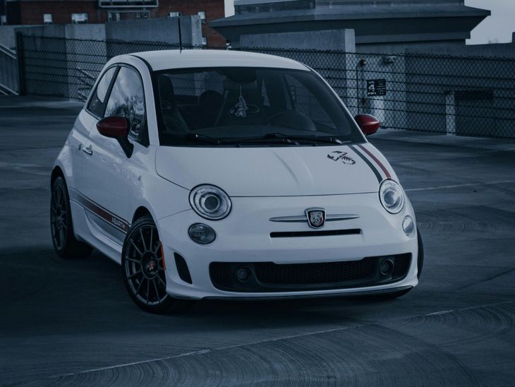 white fiat 500 