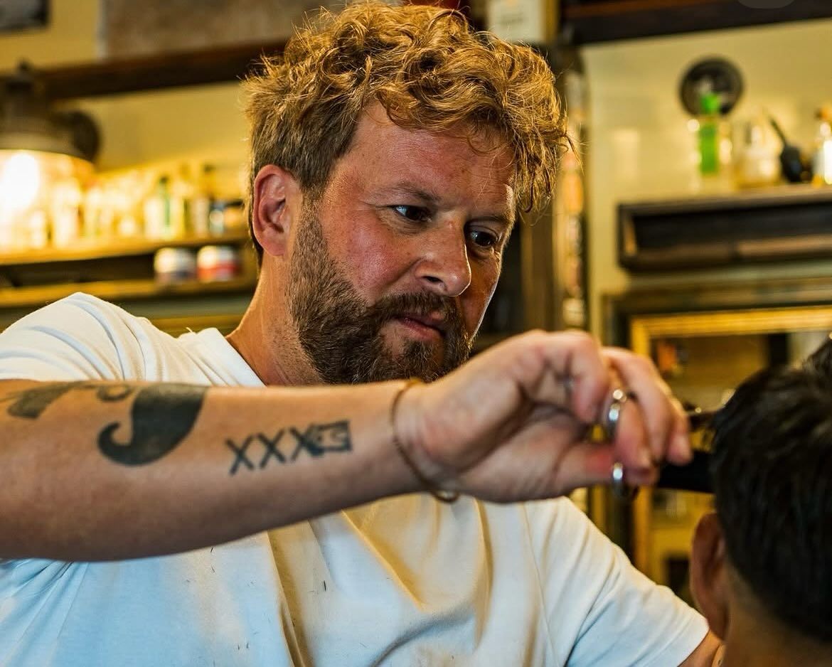 Adriano Calvetti al lavoro su un taglio uomo