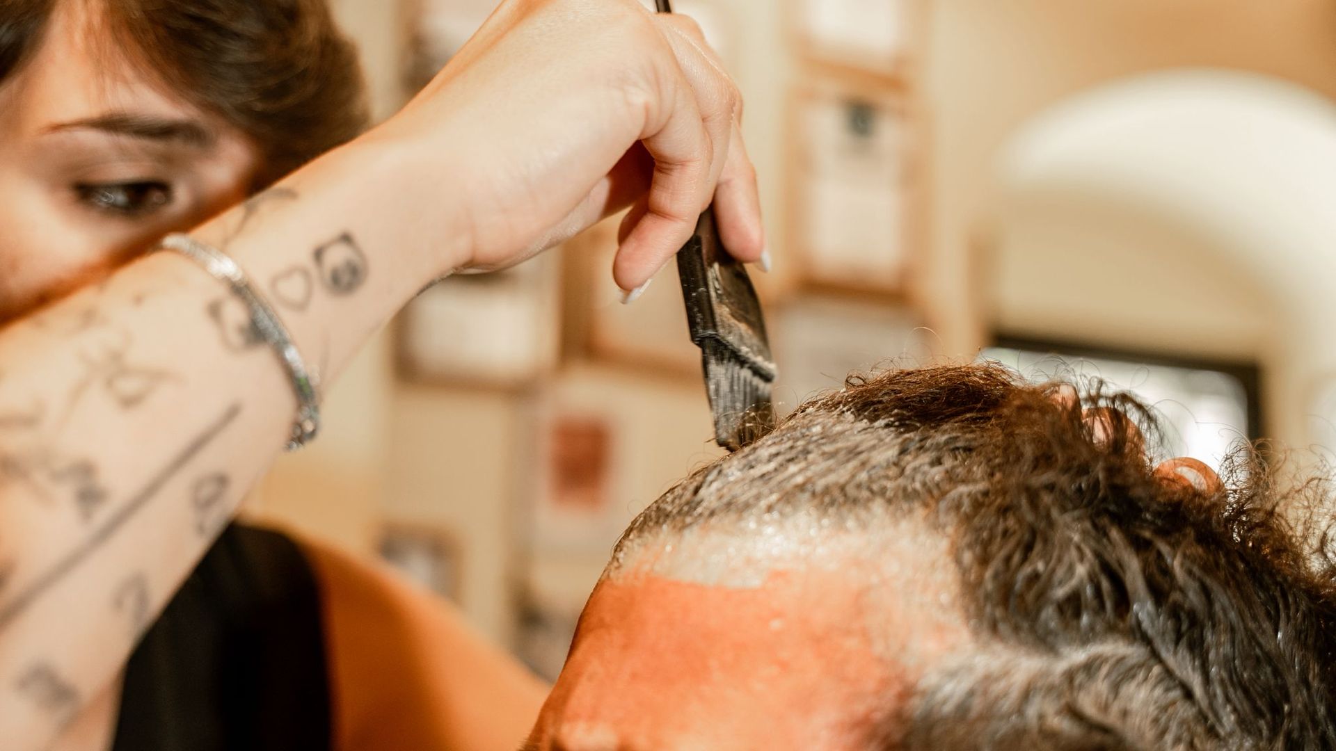 Trattamento cuoio capelluto con pennello