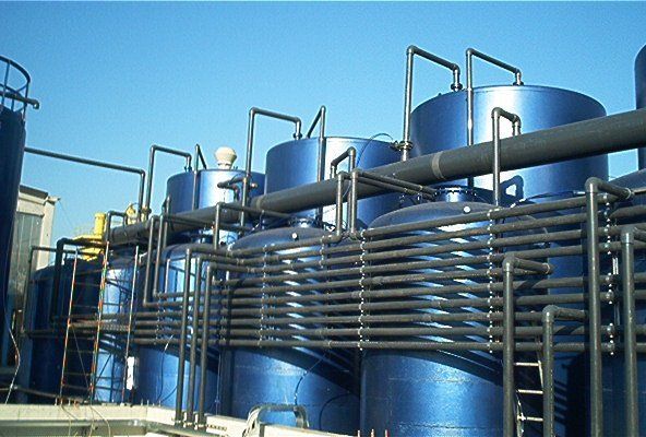 silos collegati tra loro in impianto di depurazione acqua
