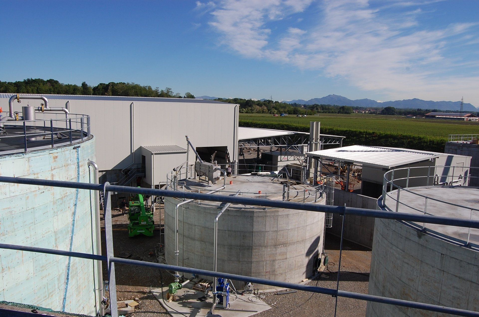 industria con impianto di depurazione acqua