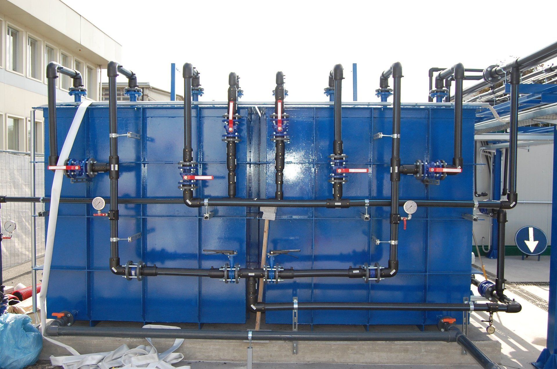 parete con tubature per impianto di depurazione acqua