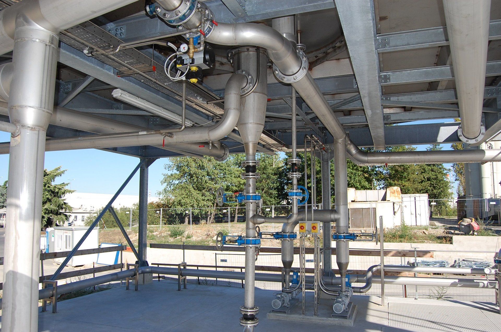 tubazioni sotto un impianto di depurazione acqua