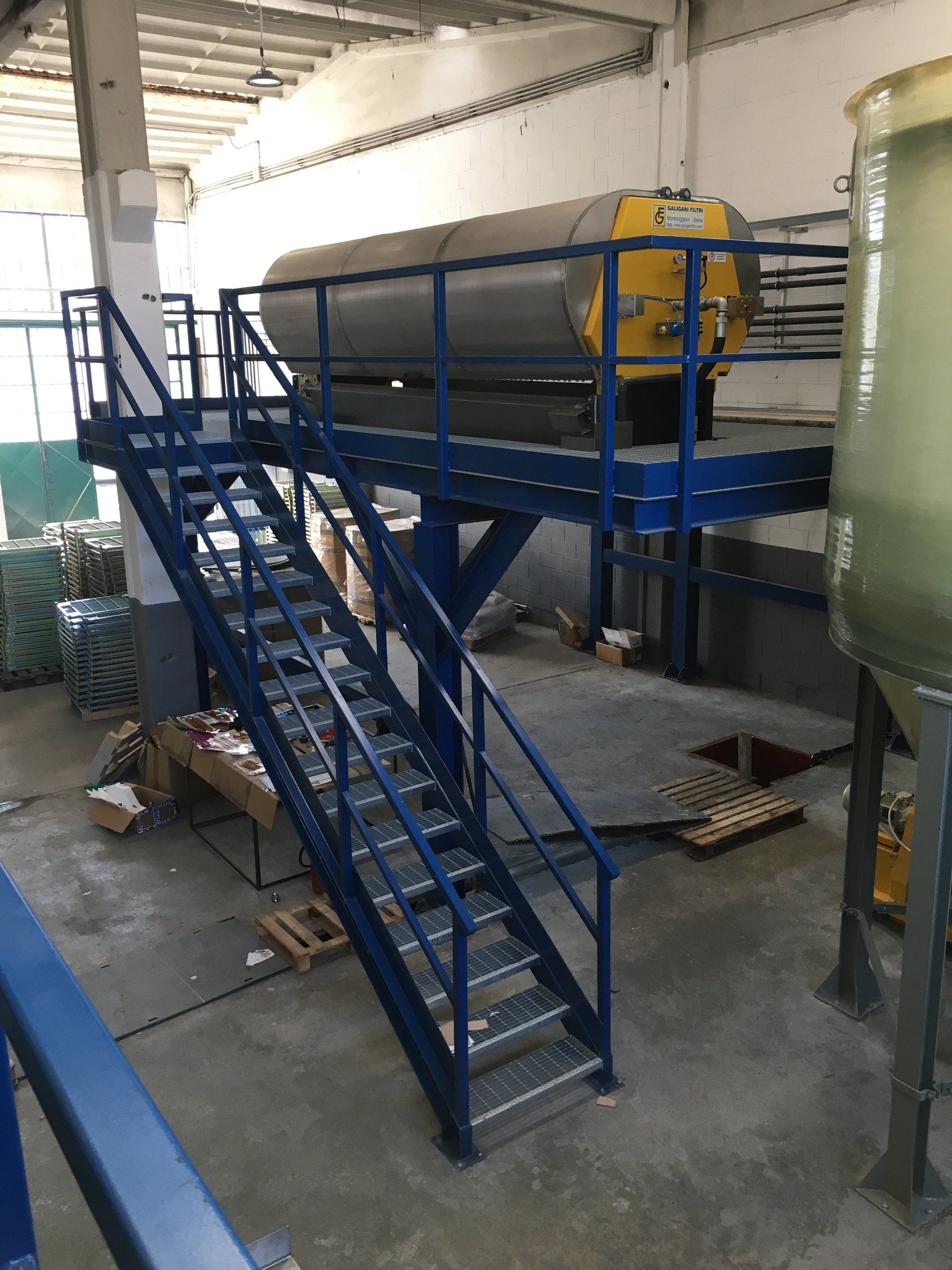 impianto industriale con scale per controllo