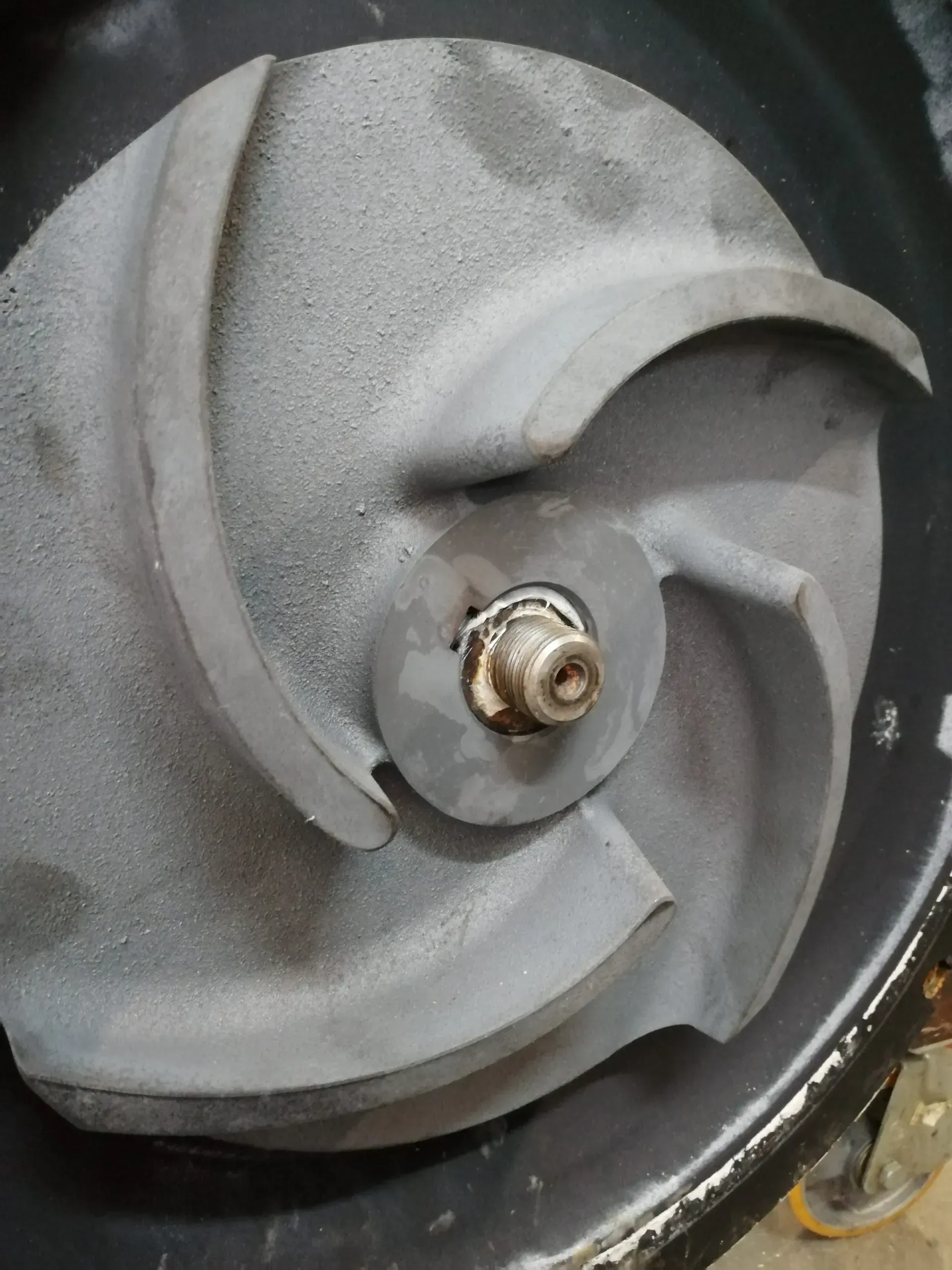 Girante grigia con pale curve, mozzo centrale ed estremità dell'albero filettata.