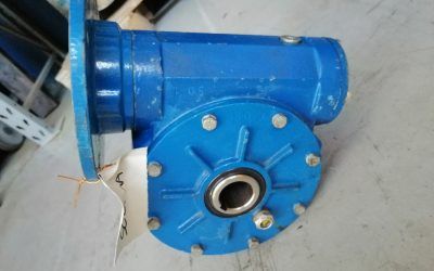 Riduttore a vite senza fine industriale blu con flange di montaggio.