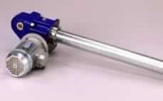 Miscelatore industriale blu e argento con albero lungo.