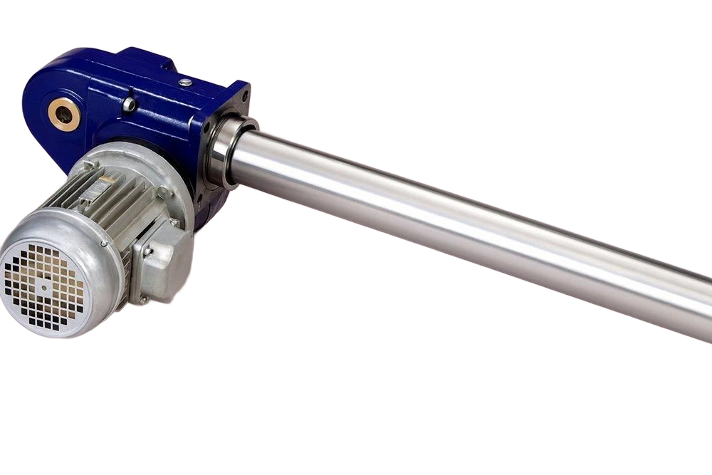Riduttore industriale blu e motore elettrico fissati a un lungo albero in acciaio inossidabile.