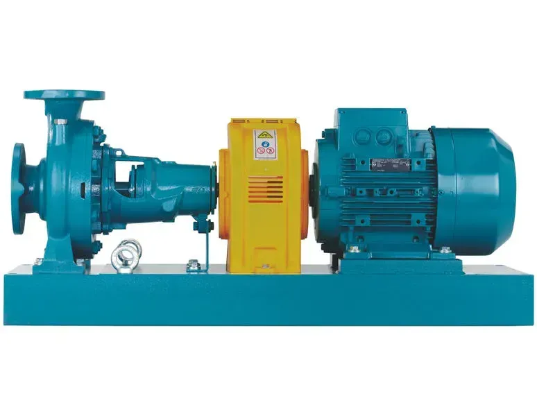 Sistema di pompaggio industriale blu con riduttore giallo e motore elettrico su base blu.