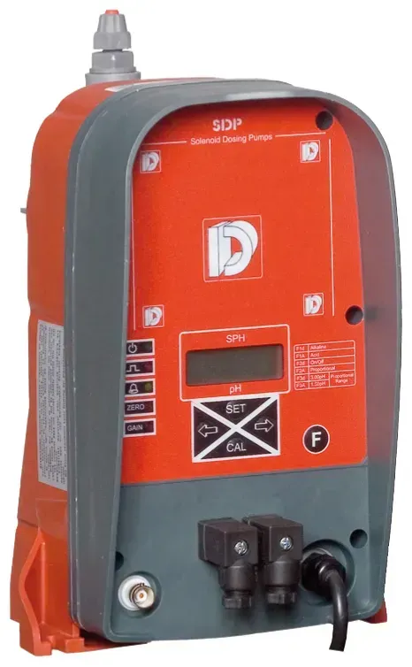 Dispositivo industriale arancione e grigio con pulsanti, schermo e logo.