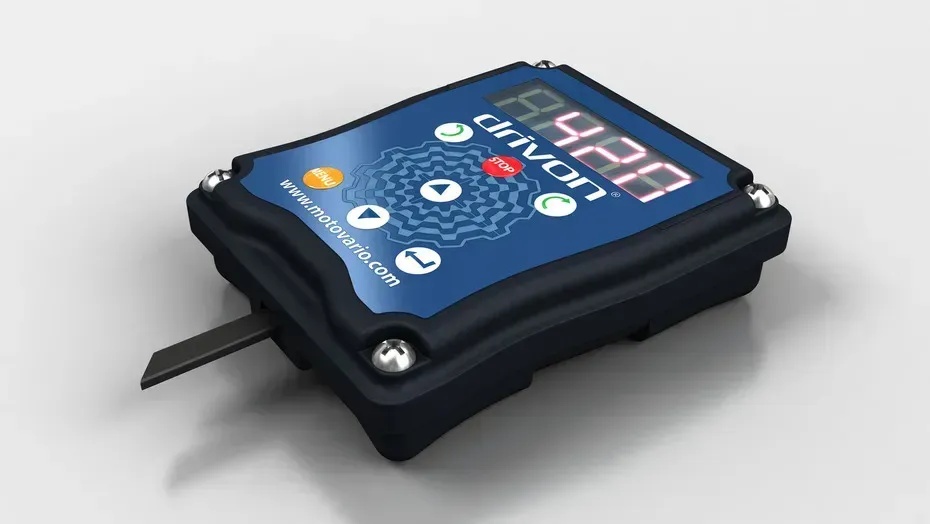 Dispositivo elettronico blu e nero con un display digitale che mostra