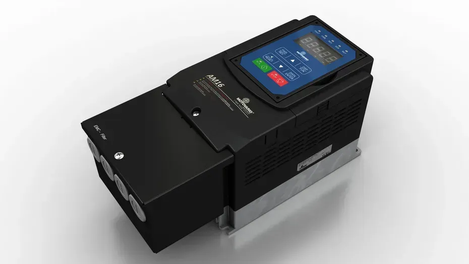 Convertitore di frequenza industriale nero con pannello di controllo blu e display digitale.