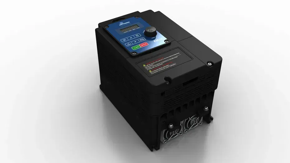 Variatore di frequenza nero con pannello di controllo e collegamenti.