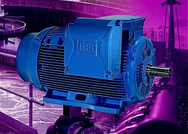 Motore elettrico blu su sfondo industriale viola.