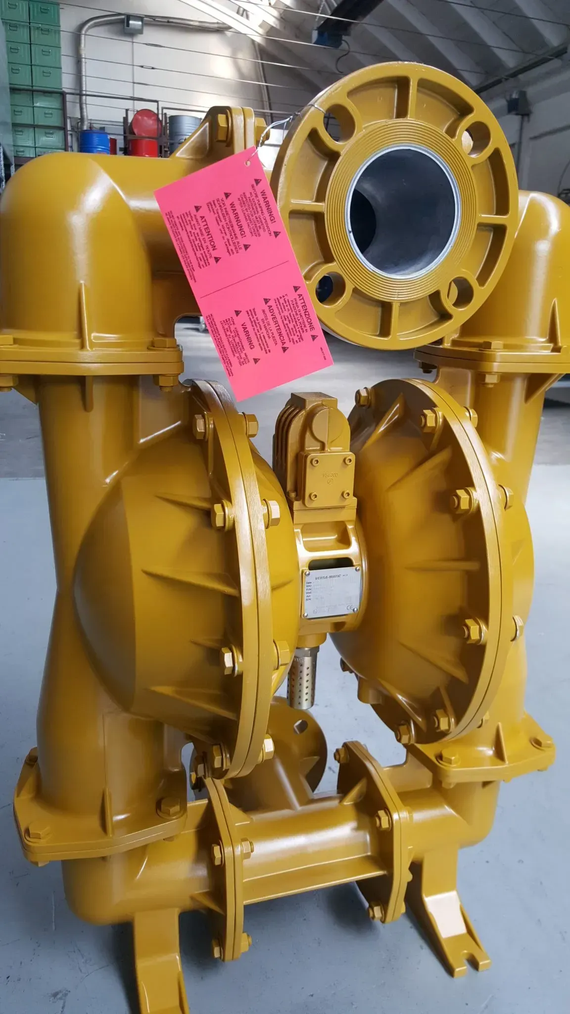 Pompa industriale gialla con flangia circolare ed etichetta rosa.