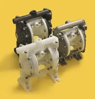 Tre pompe a membrana ad aria compressa, bianche, nere e grigie, su sfondo giallo.