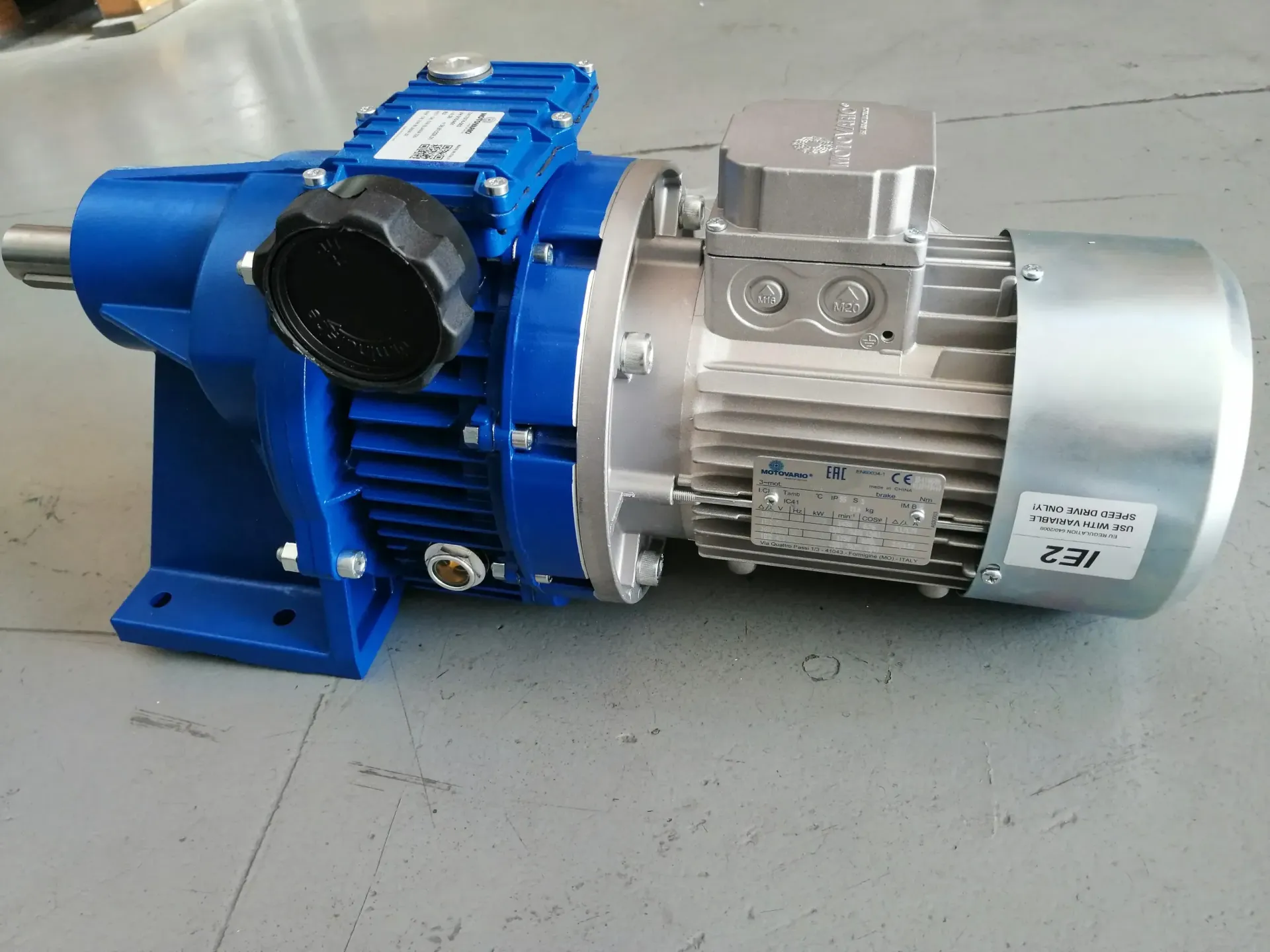 Motore elettrico industriale e riduttore blu e argento.