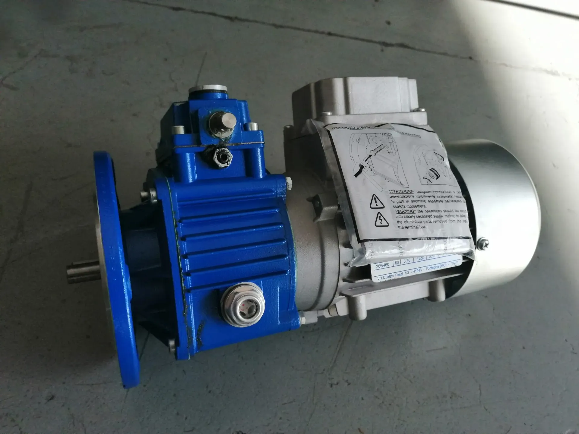 Motore elettrico industriale blu e argento con riduttore.