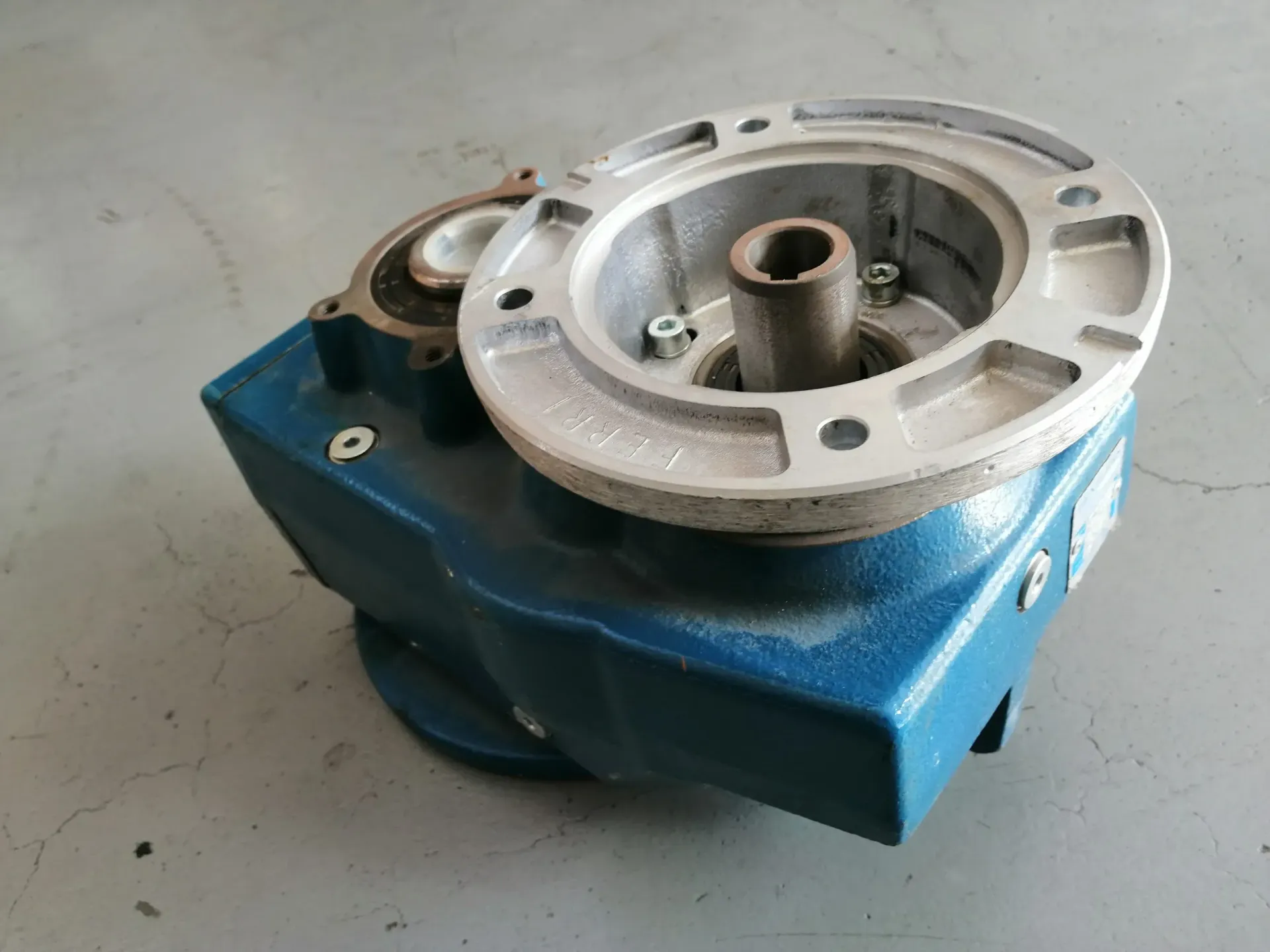 Scatola ingranaggi industriale blu e argento con flangia.