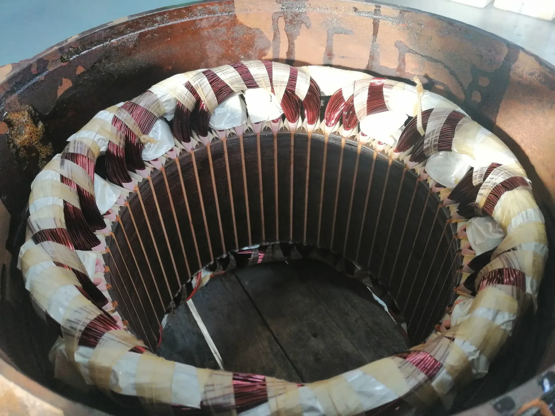 Avvolgimenti in rame all'interno di un involucro di motore elettrico smontato.