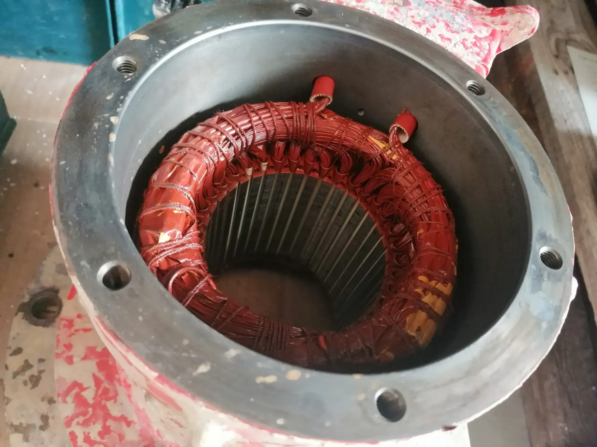Avvolgimenti in rame rosso e oro all'interno di un alloggiamento motore in metallo.