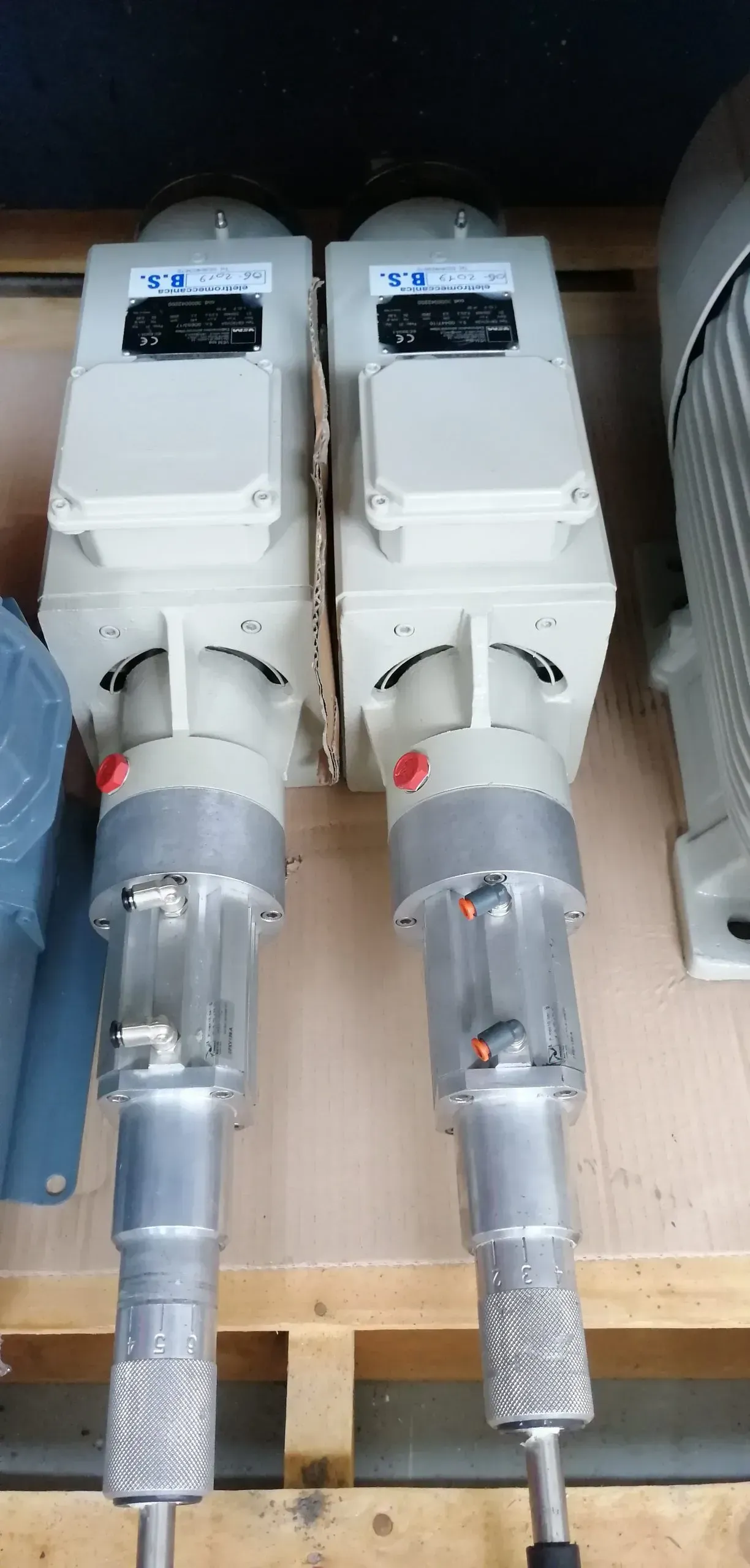 Due pompe industriali con corpi beige e alberi argentati, montate su un pallet.