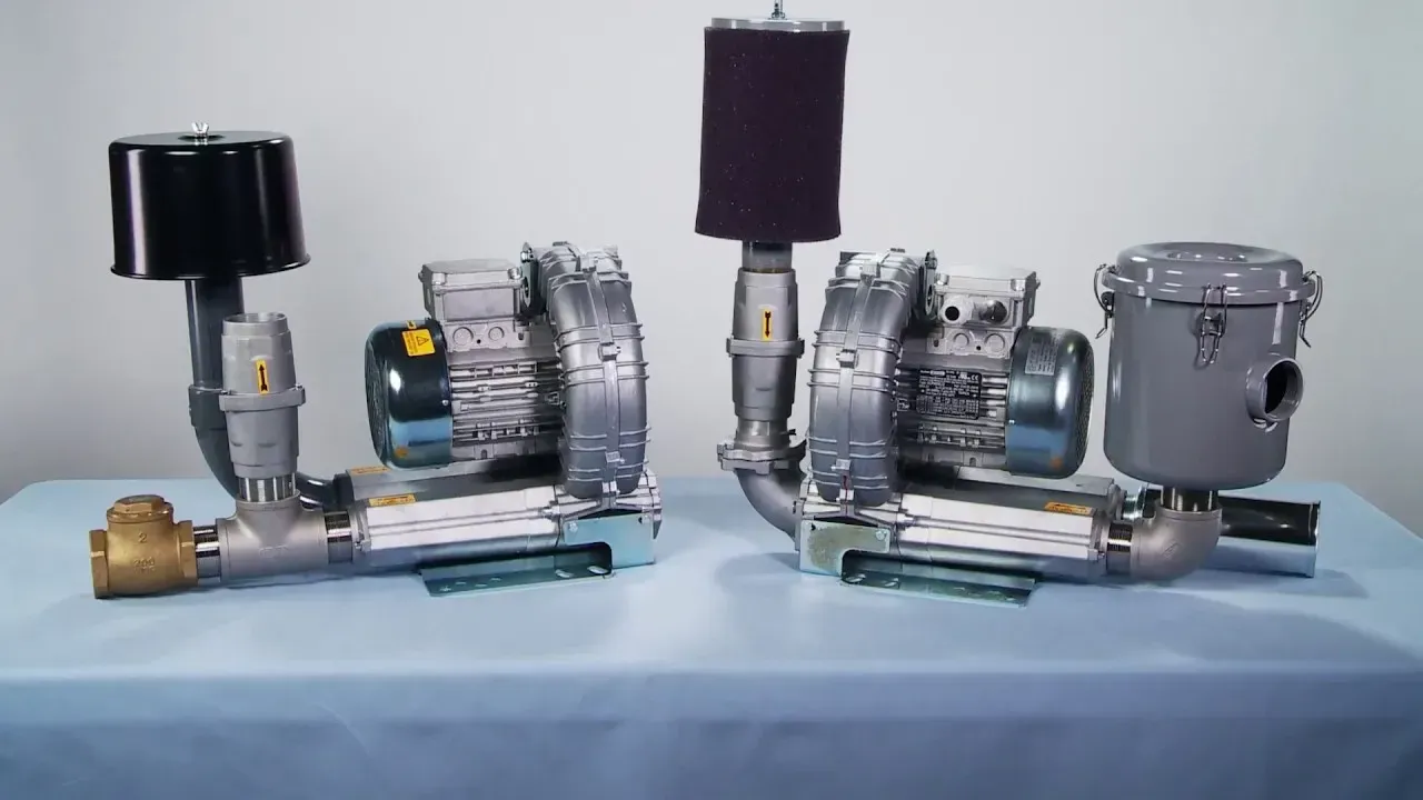 Due soffiatori industriali con filtri, su una superficie blu.