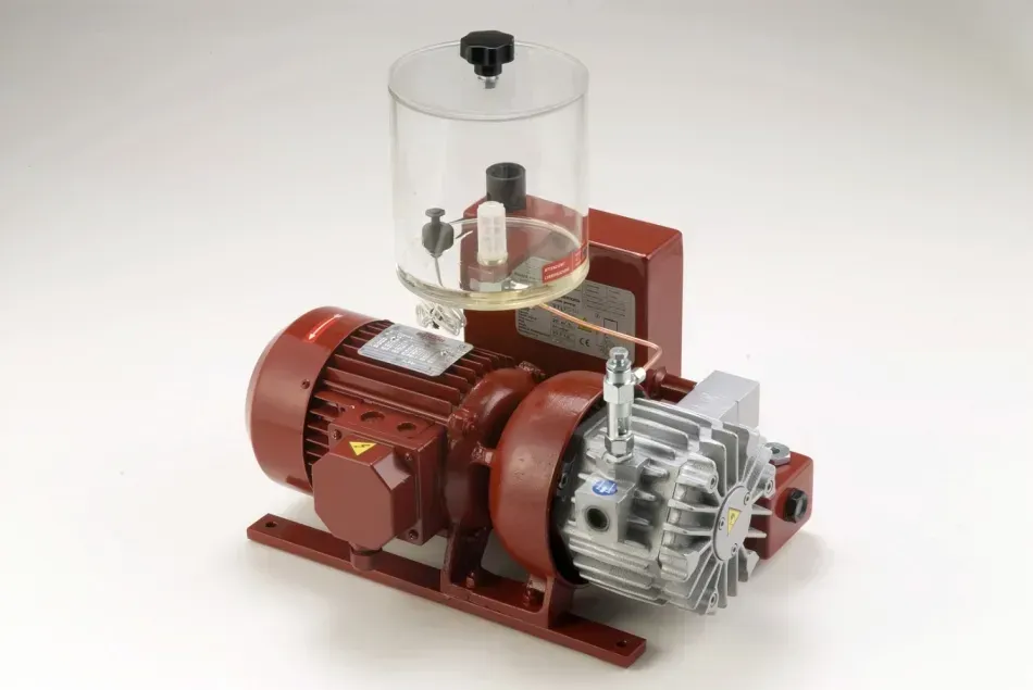 Pompa per vuoto rossa con serbatoio dell'olio in vetro trasparente.