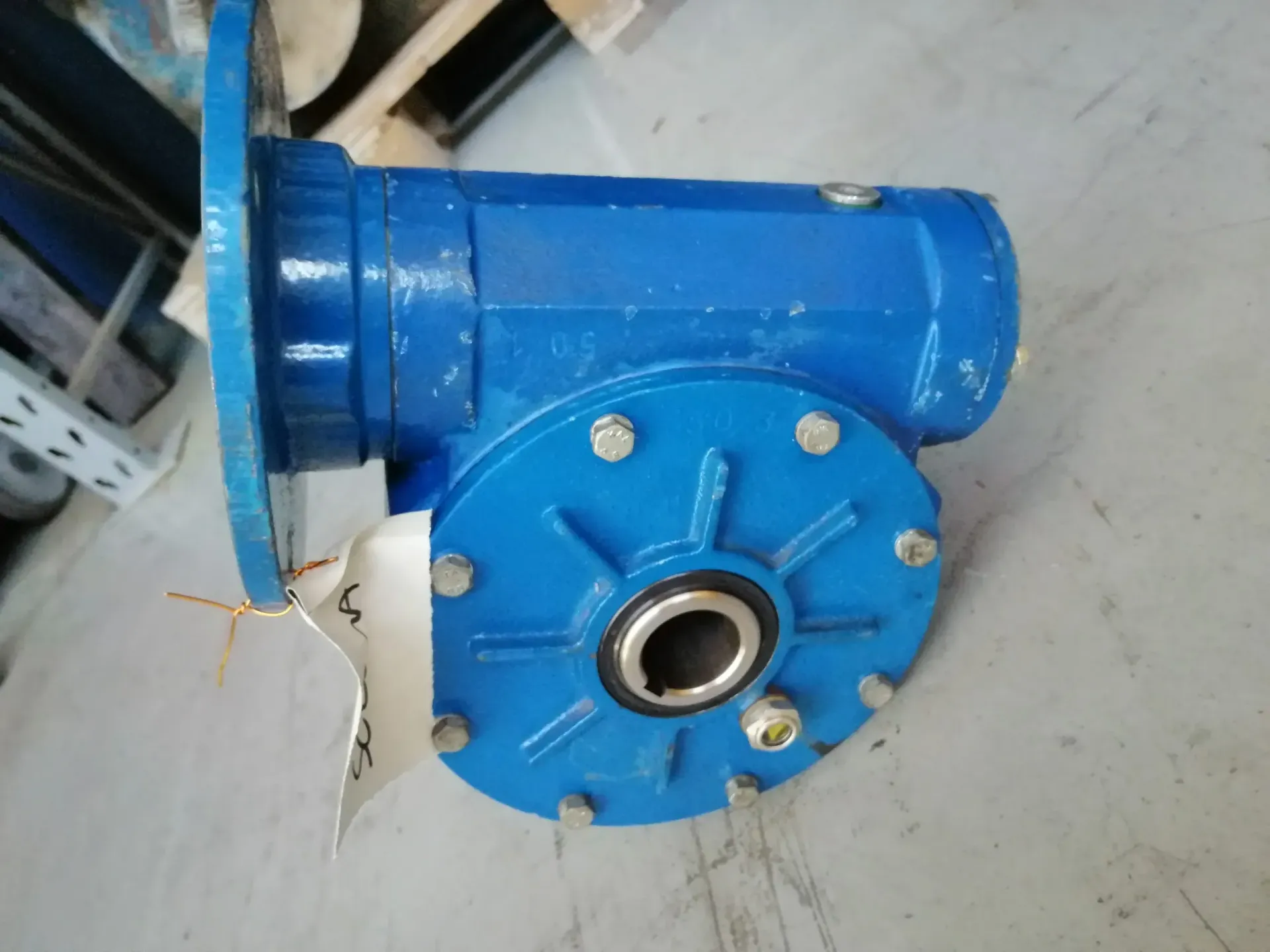 Riduttore angolare blu con flangia circolare e coperchio imbullonato, probabilmente per uso industriale.