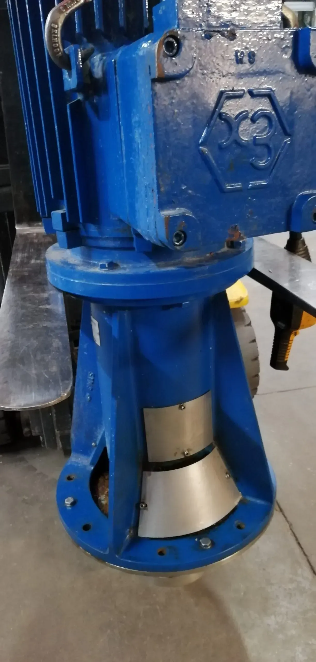 Pompa industriale blu con componente in argento. Montata a pavimento.