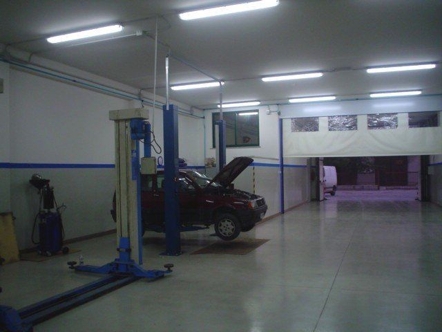 interno di officina per auto 6