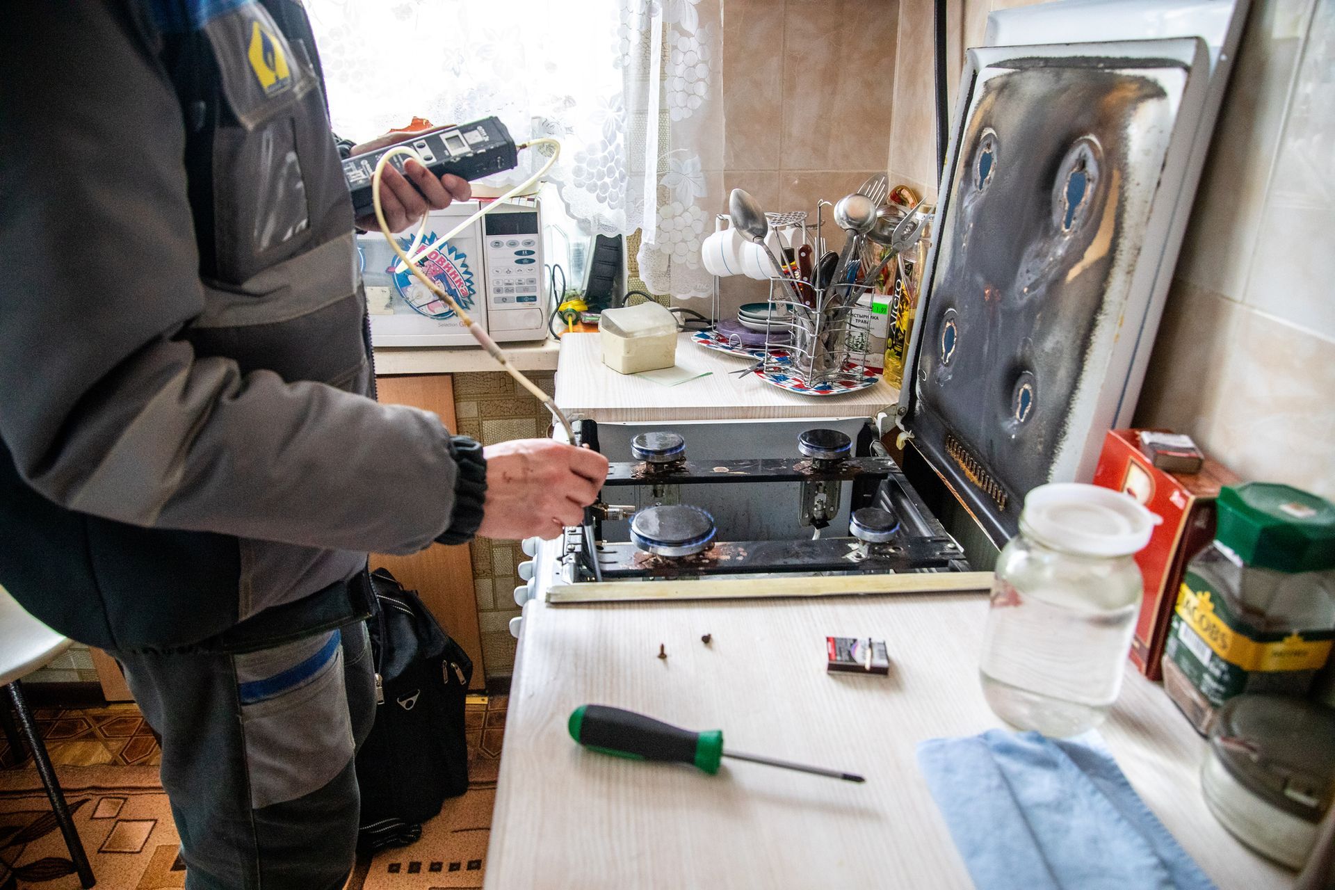 Un almacén lleno de muchas piezas de metal apiladas una encima de otra.