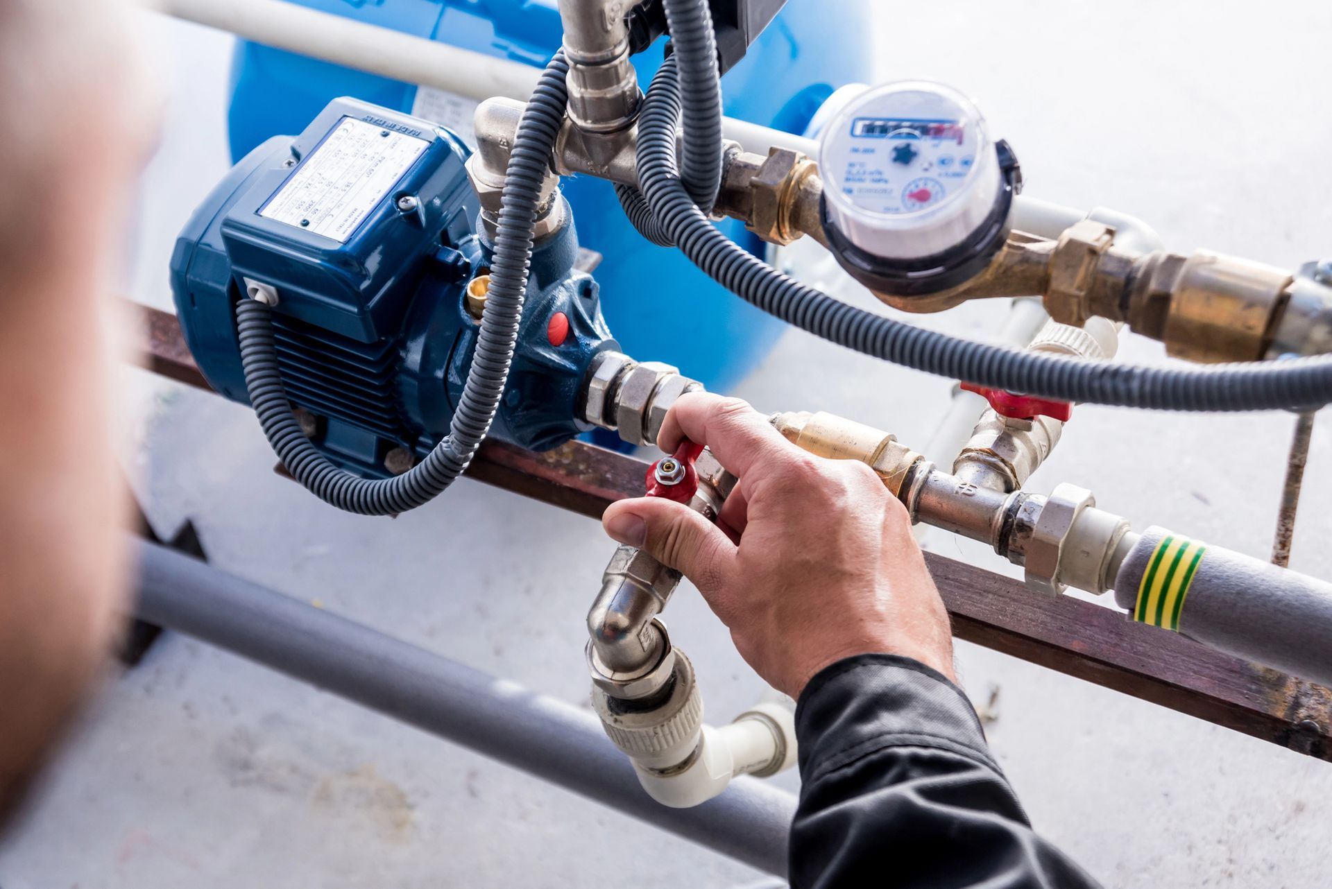 Un almacén lleno de montones de paletas blancas apiladas una encima de otra.