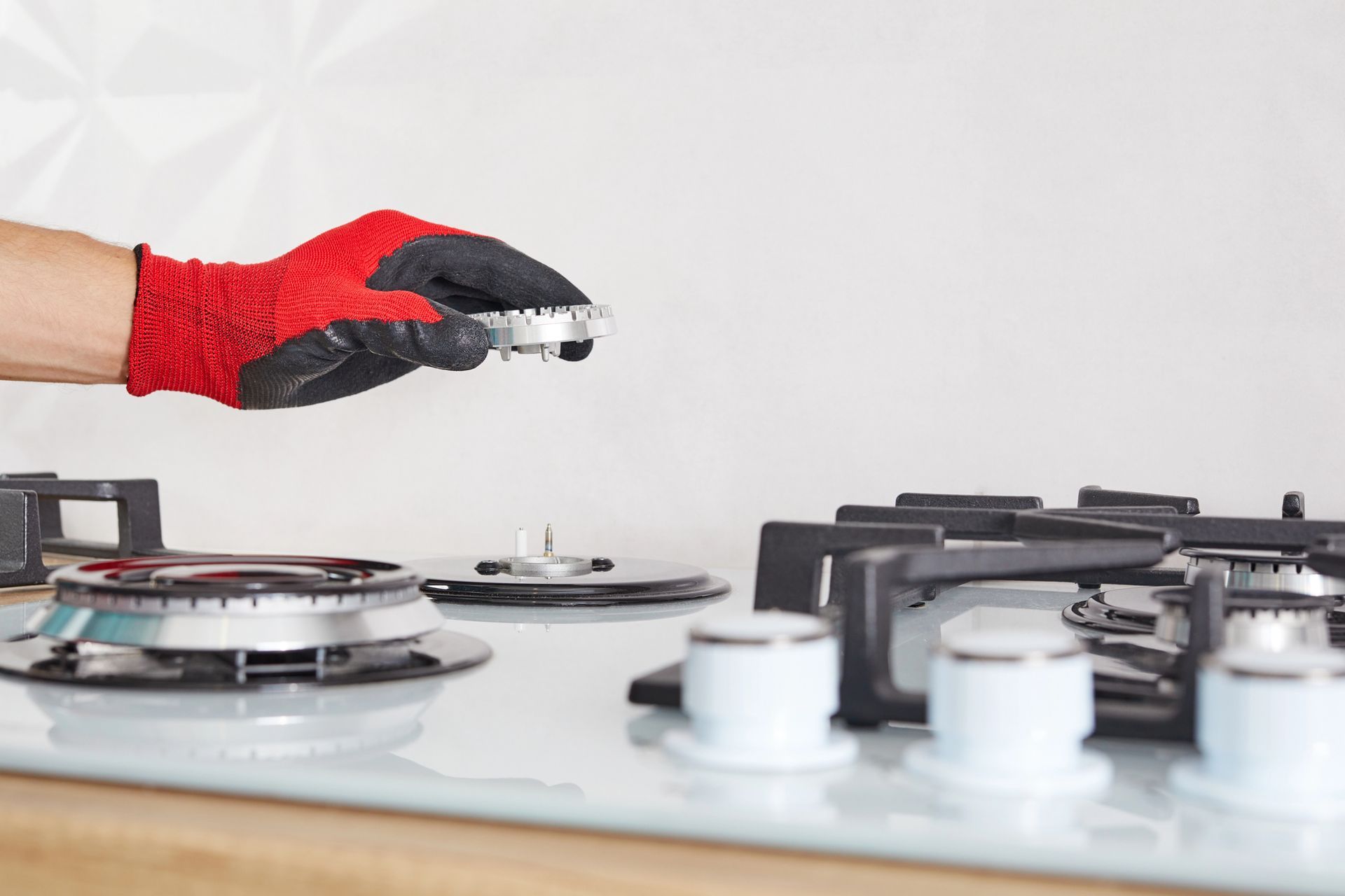 Un techo azul está siendo cortado por una máquina en un almacén.