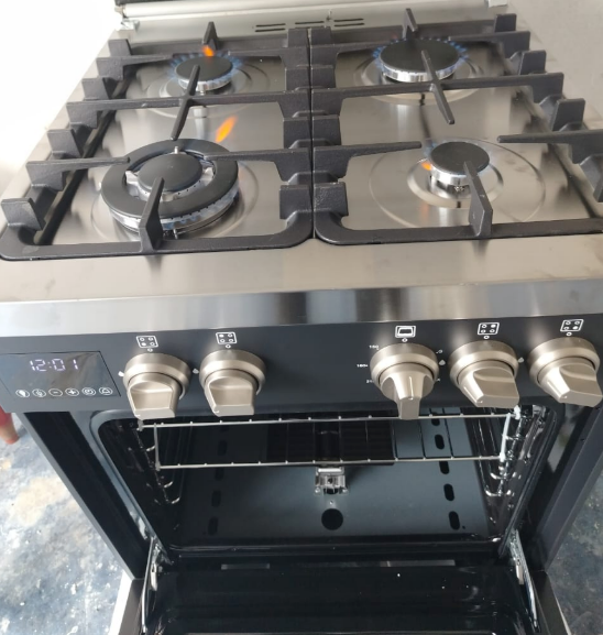 Un almacén lleno de muchas piezas de metal apiladas una encima de otra.