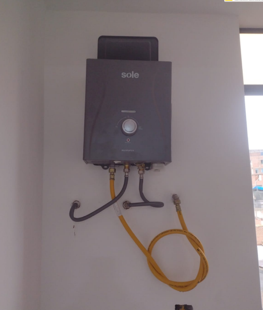 Una pila de paneles de techo colocada delante de un edificio.