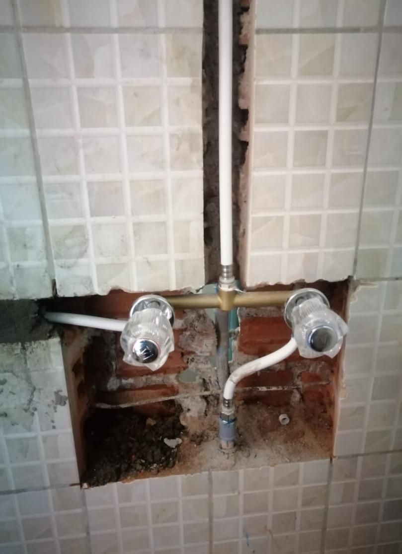 Un almacén lleno de montones de paletas blancas apiladas una encima de otra.