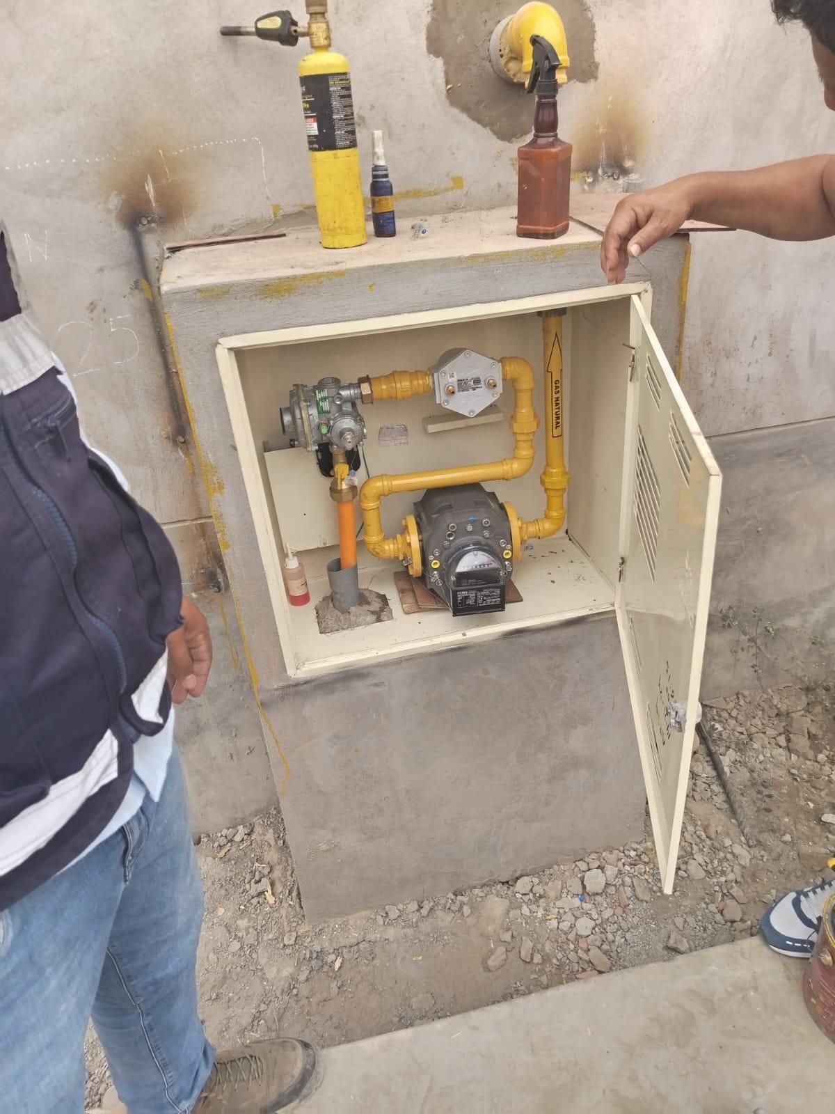 Un techo azul está siendo cortado por una máquina en un almacén.