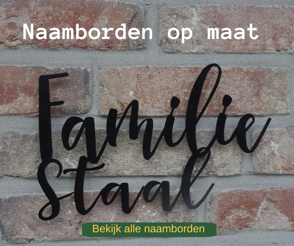 Op een bakstenen muur staat in zwarte, sierlijke letters 