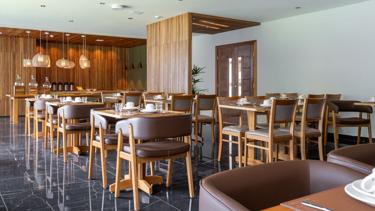 Há muitas mesas e cadeiras no restaurante.
