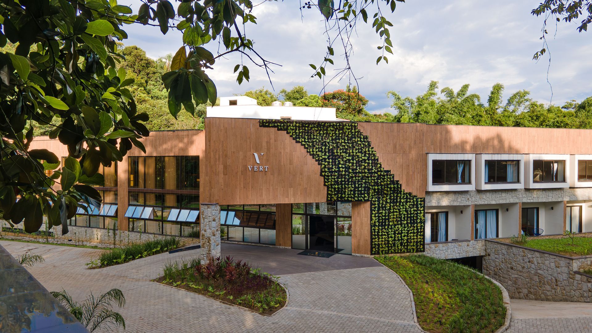 Um grande edifício com um relógio no topo