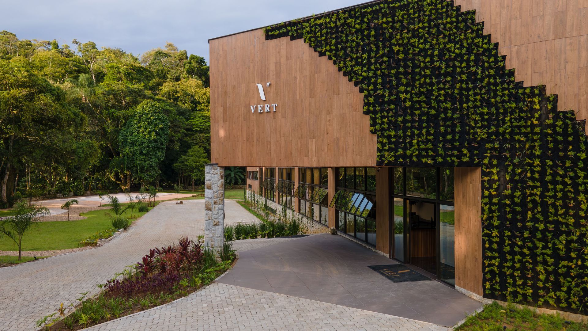 Um edifício de madeira com uma parede verde ao lado.