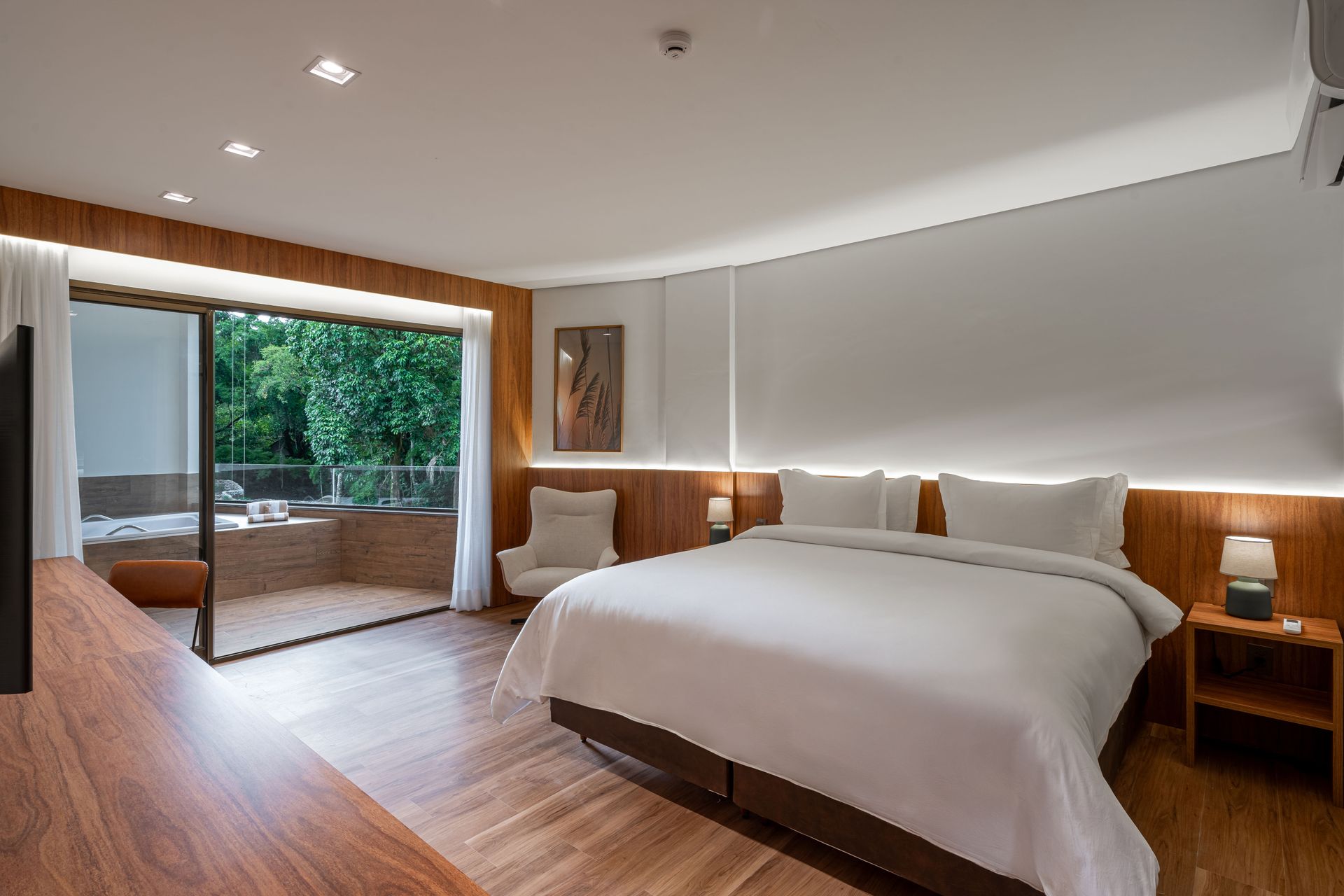 Um quarto de hotel com uma cama king size e uma varanda.