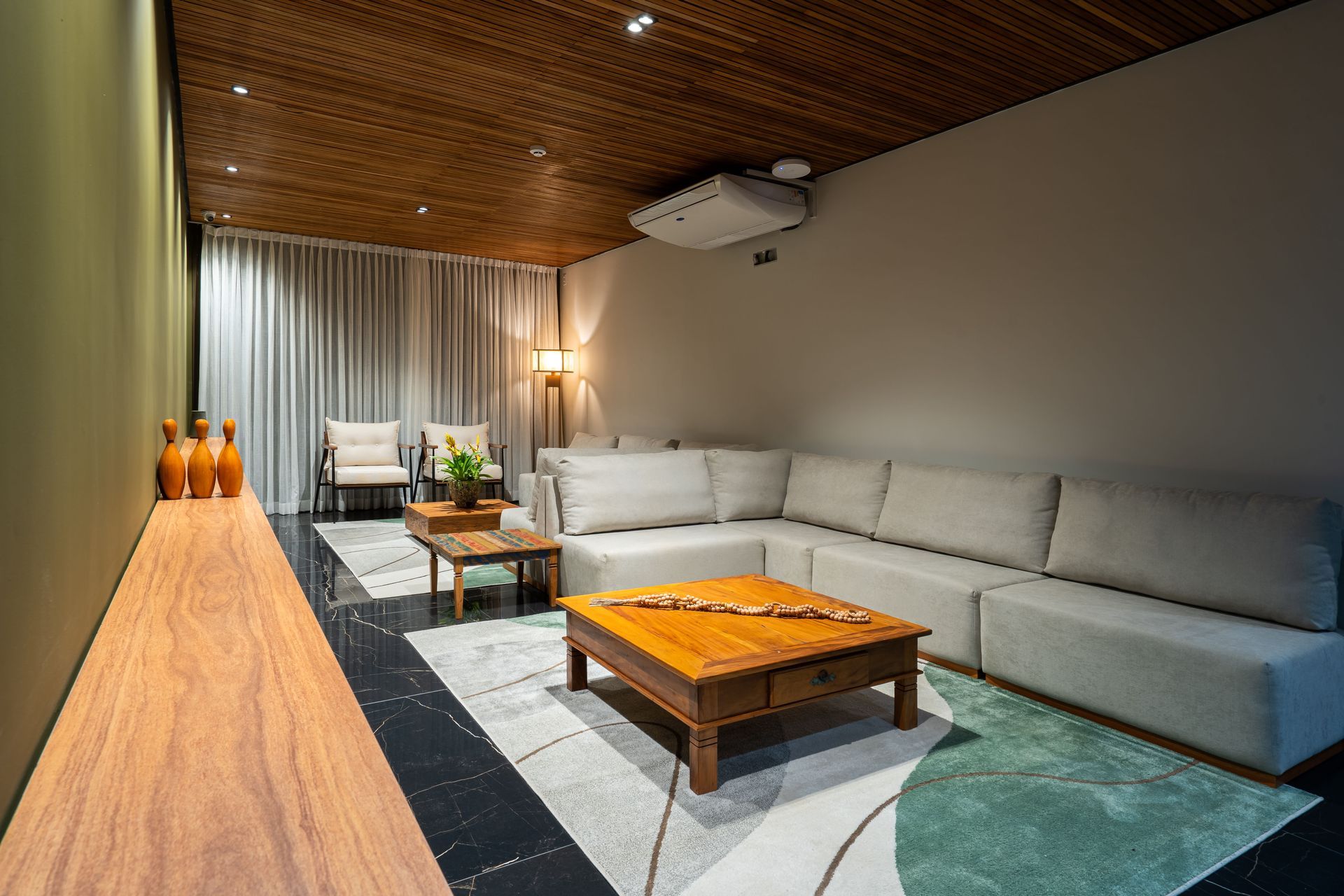 Uma sala de estar com um sofá, mesa e cadeiras.