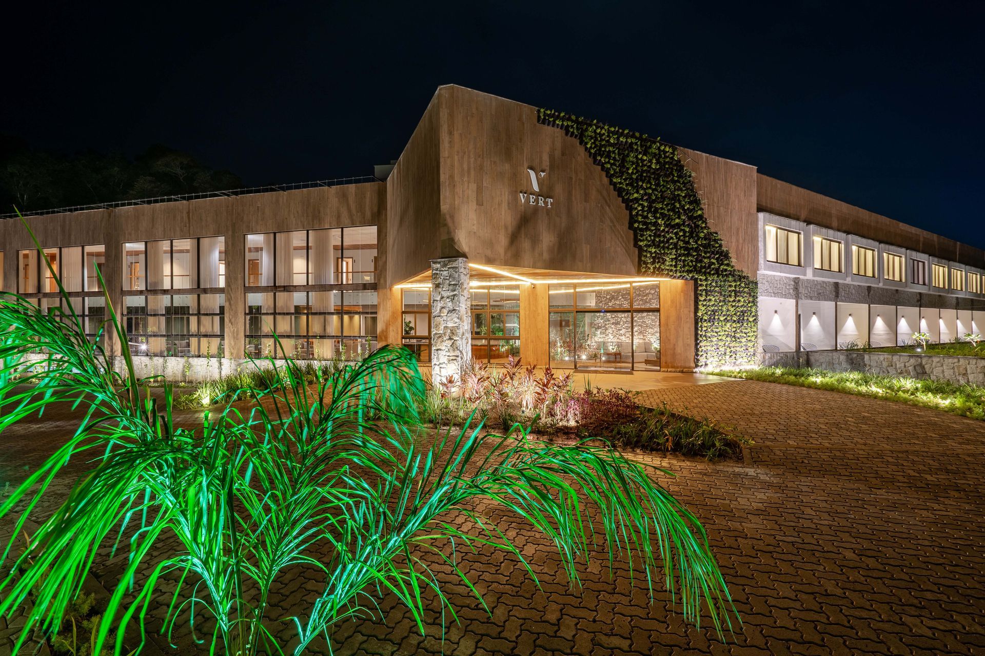 Um grande edifício com muitas janelas é iluminado à noite.