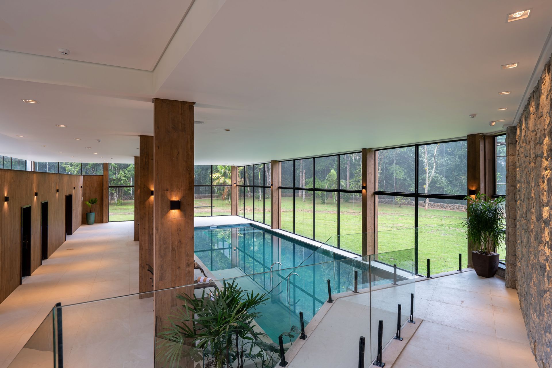 Há uma grande piscina coberta com muitas janelas.