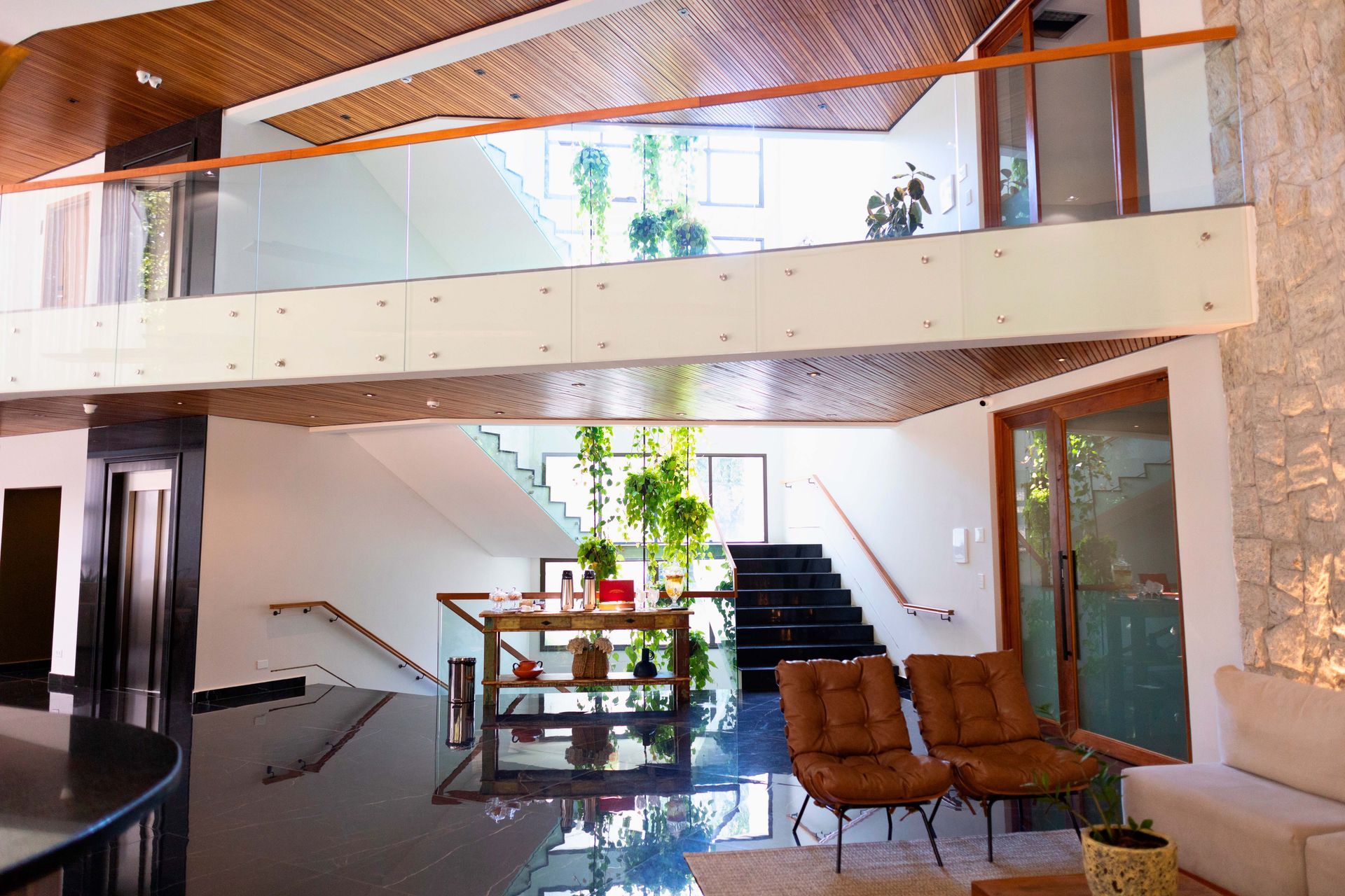 Uma sala de estar com varanda e escadas