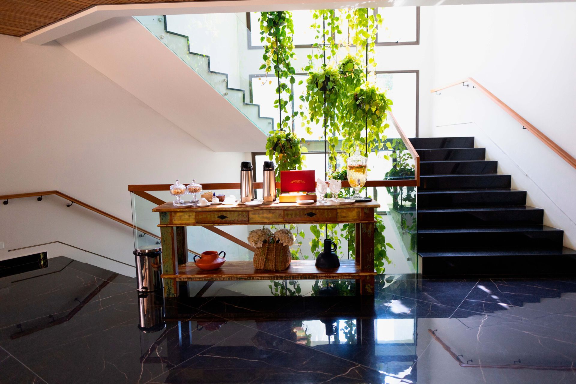 Uma escada com uma mesa no meio
